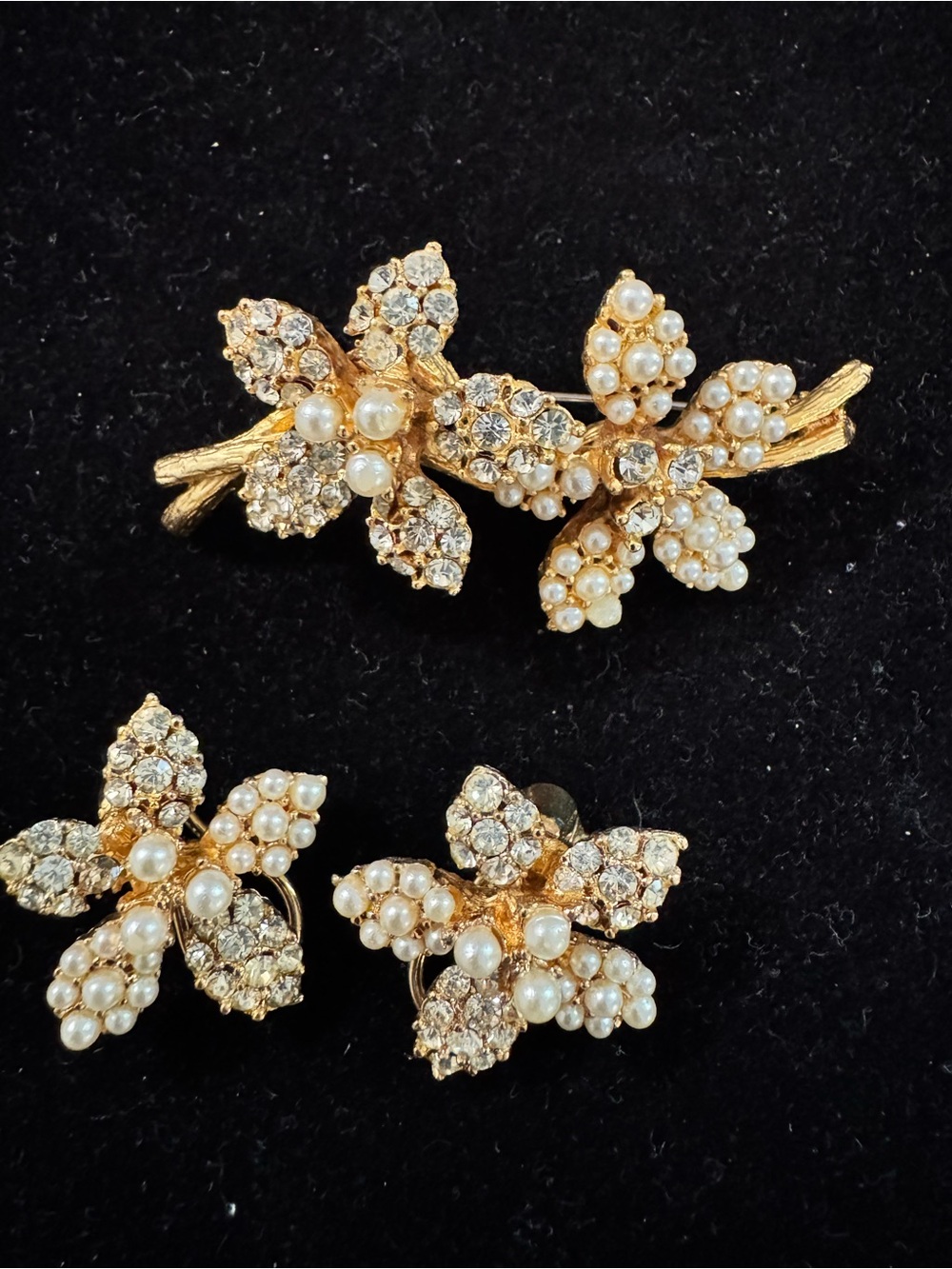 VTG Signed BSK Gold Tone Faux Pearl and Rhinestone Floral Brooch and Earring Set